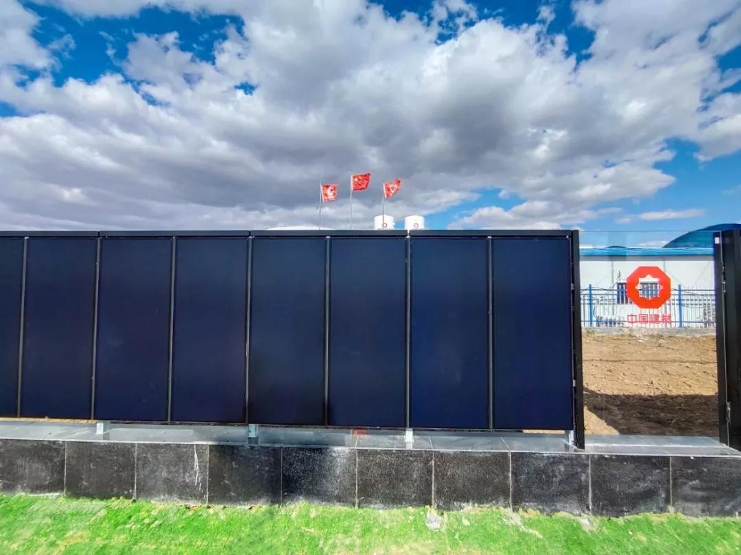凯盛浩丰采用碲化镉项目建造的太阳能发电围墙,预计年发电量高达8万
