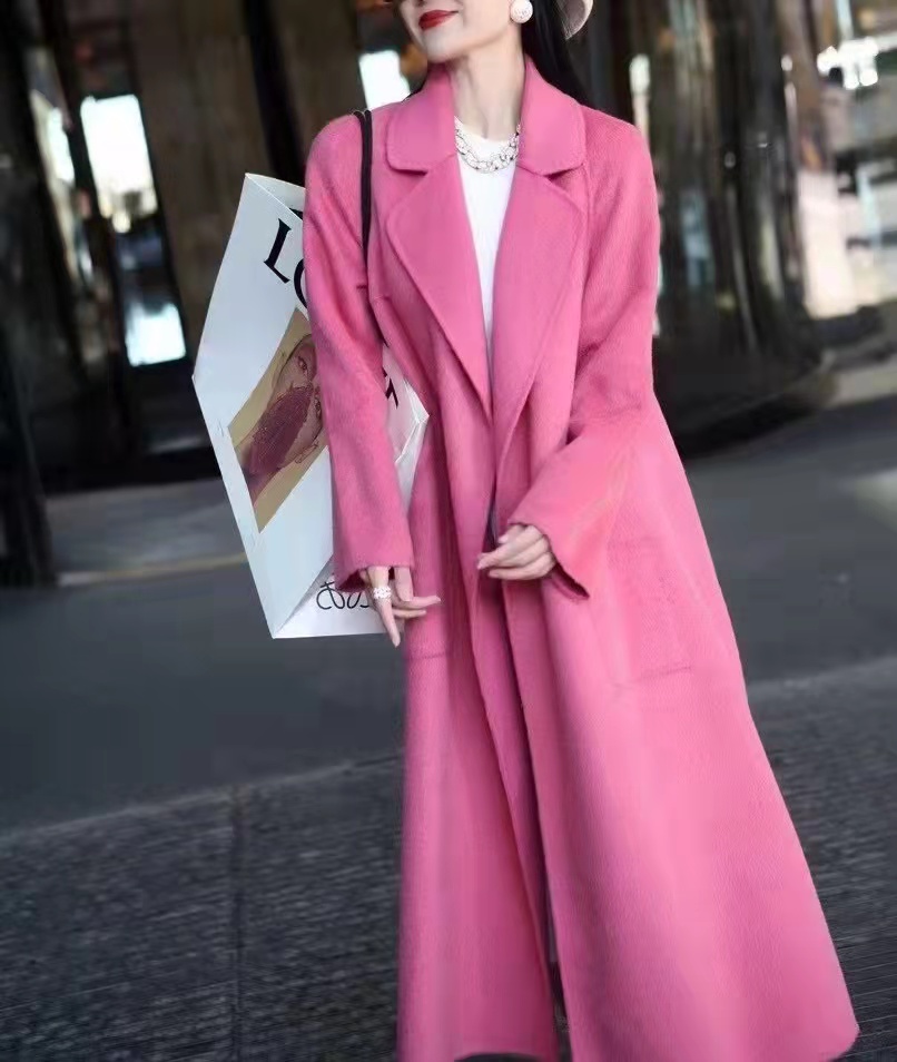 感觉 丢掉你的驼色卡其大衣吧,这些亮色大衣更强势吸睛,高级又不俗气