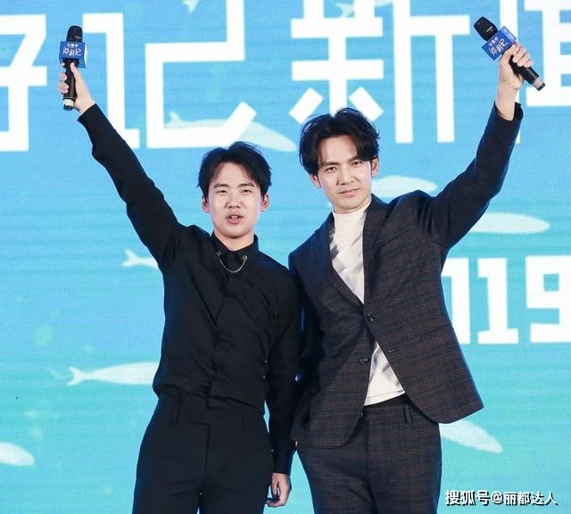 黑色 45岁钟汉良和24岁郭麒麟,看起来像同龄人,看看不老男神怎样穿的