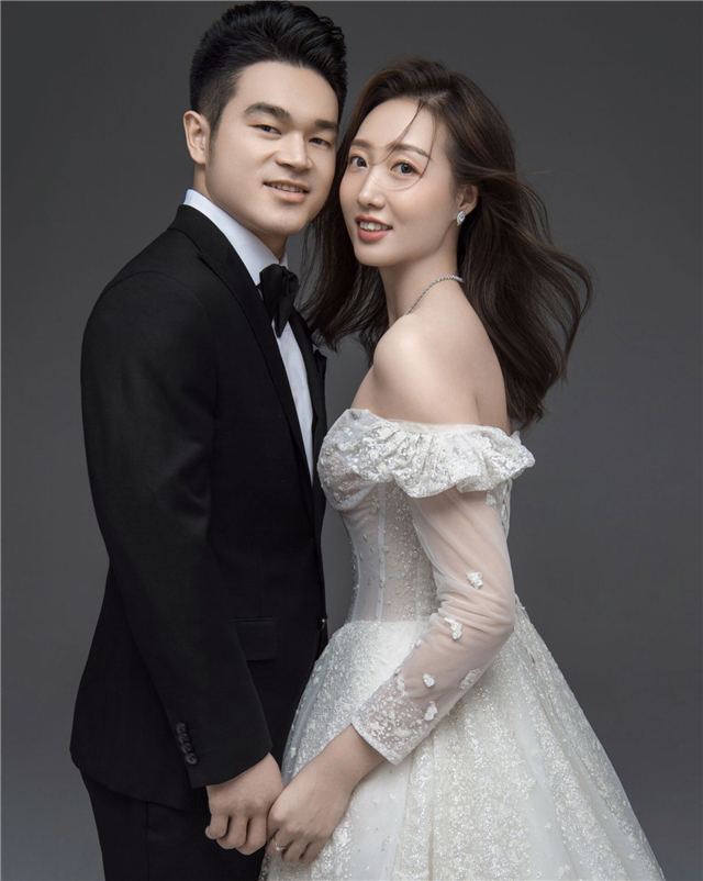 原创石智勇大婚!被起哄:亲一个,他磨磨蹭蹭怯场了,漂亮新娘被逗乐