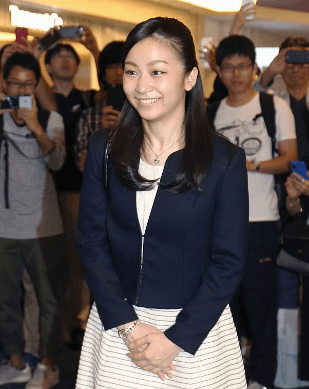 呢子 佳子公主的穿搭适合秋冬，深色服装温暖又舒适，穿起来也很显身材