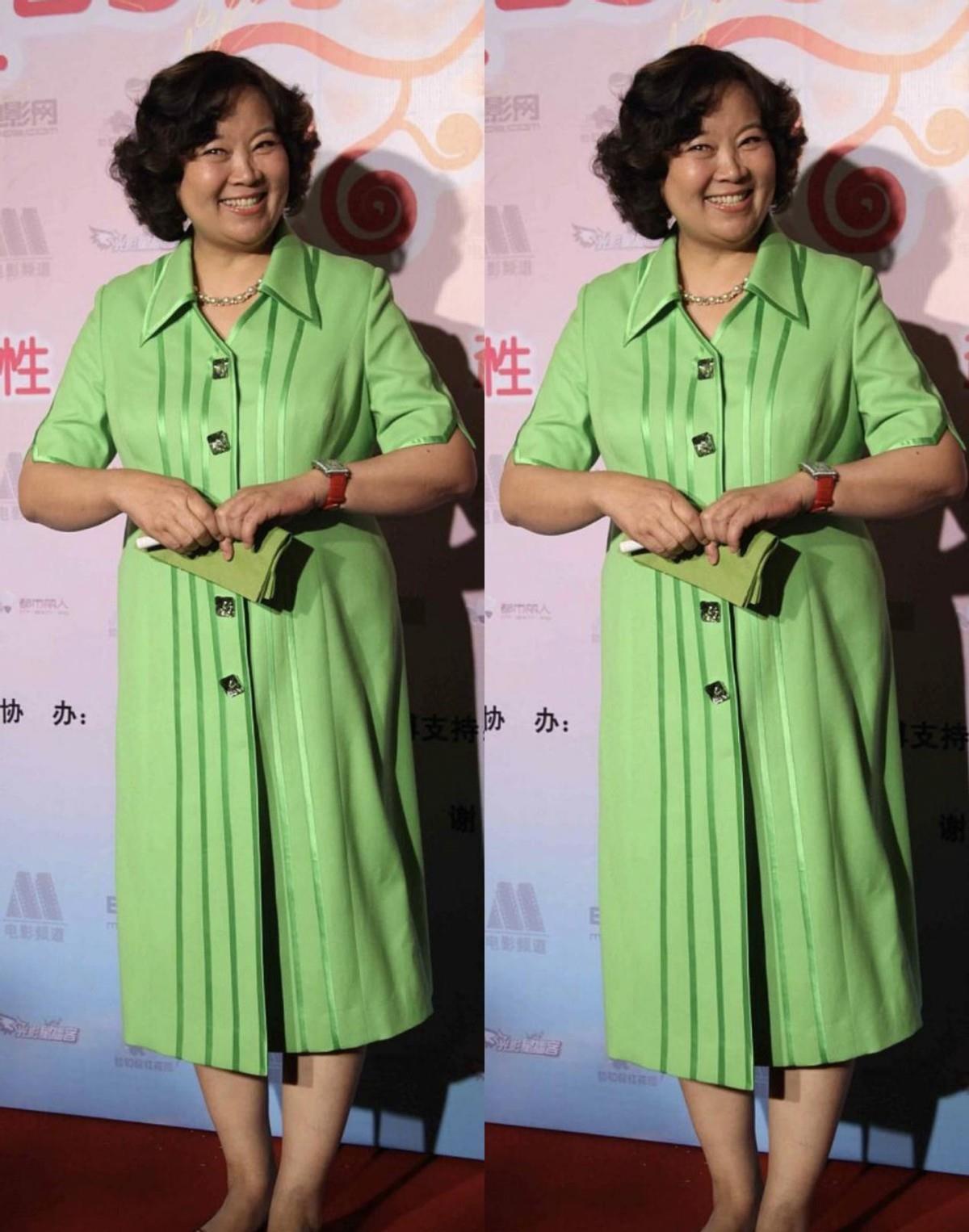 建议 女人过了50岁建议穿长裙，优雅与高级并存，方青卓奶奶也在穿