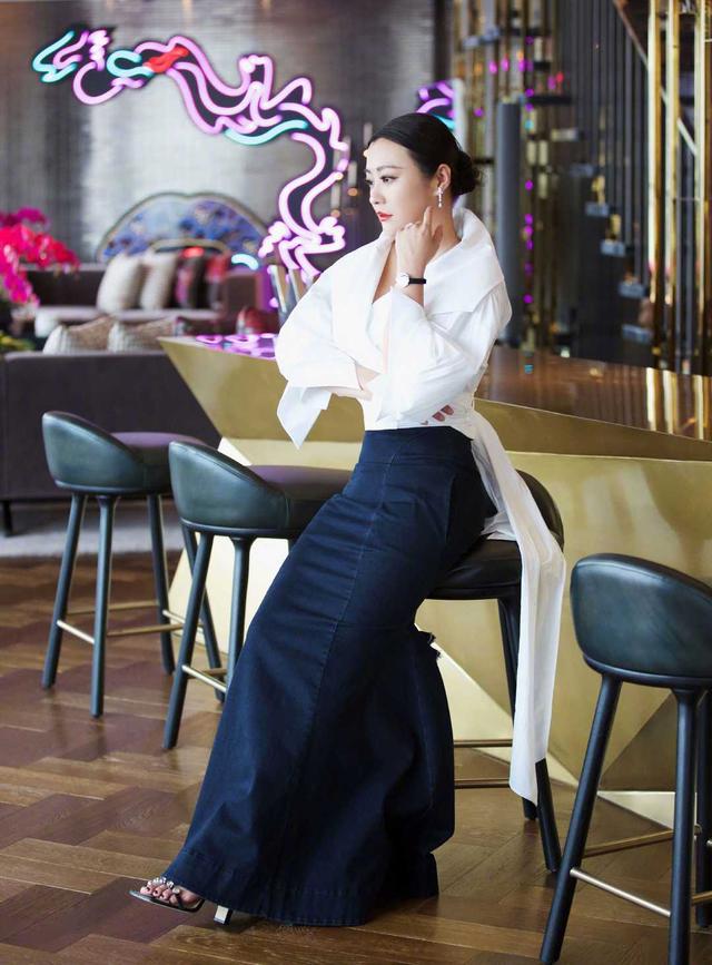 高跟鞋 郝蕾真富态!一身穿红色旗袍够勾勒出凹凸曲线,身材丰满得刚刚好