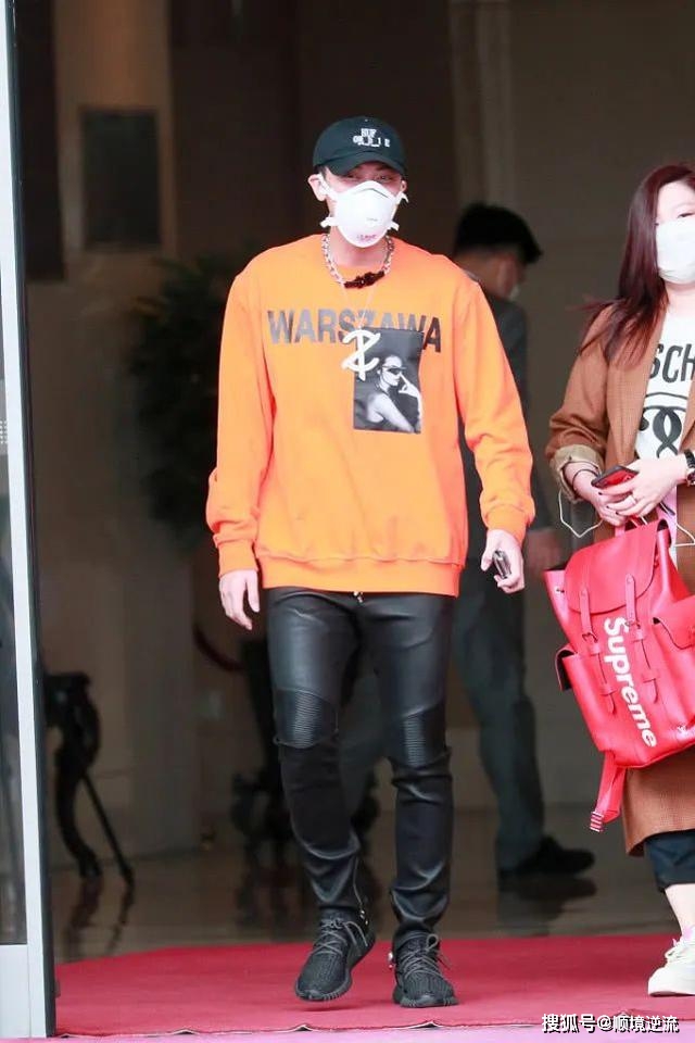 卫衣 爱豆帅气复工造型,鹿晗打造嘻哈风,黄子韬穿皮裤展露完美身材
