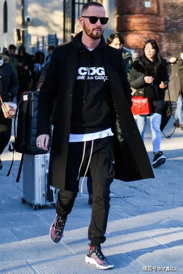 艳蓝色 穿运动裤外套应该怎么选？搭配这4种款式风格，造型百搭时髦