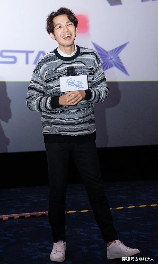 黑色 45岁钟汉良和24岁郭麒麟,看起来像同龄人,看看不老男神怎样穿的