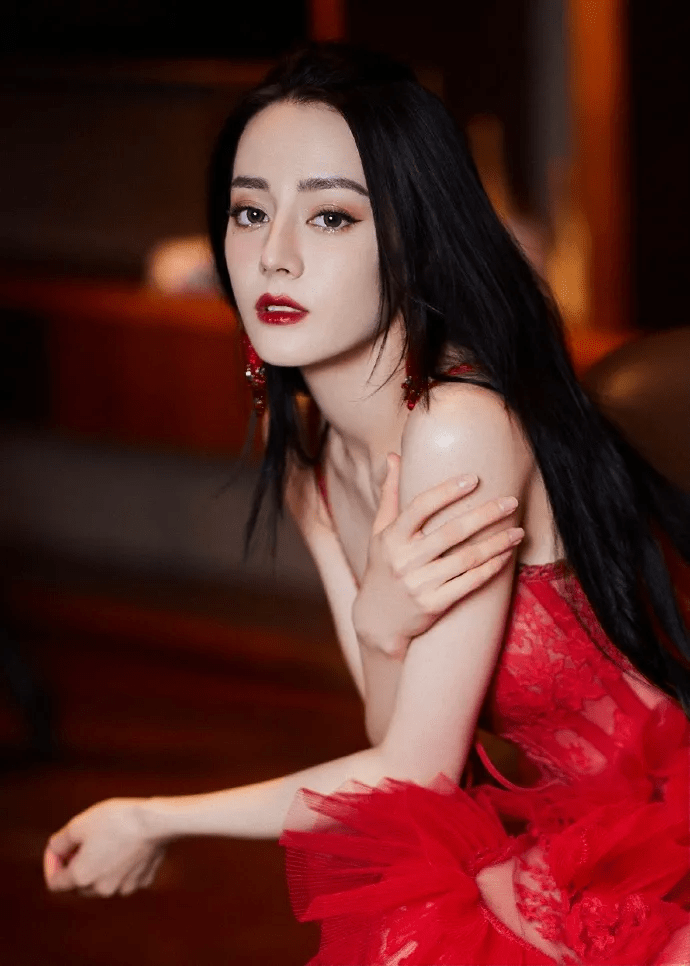 吊带 迪丽热巴穿红色吊带镂空长裙超美！肌肤白嫩太性感明艳
