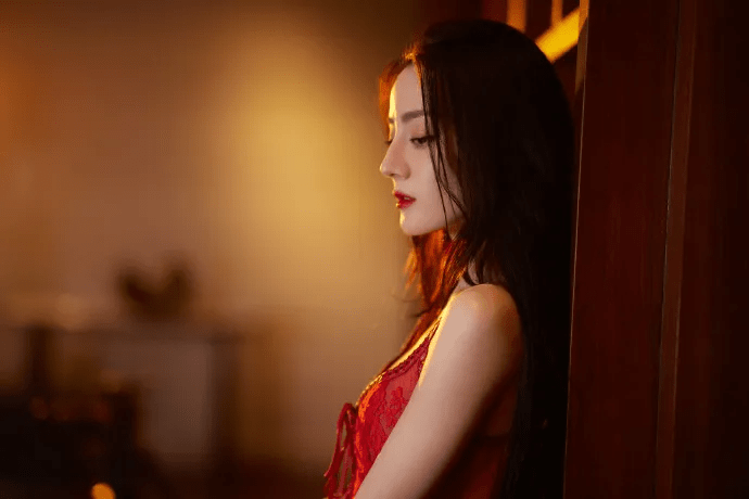 吊带 迪丽热巴穿红色吊带镂空长裙超美！肌肤白嫩太性感明艳