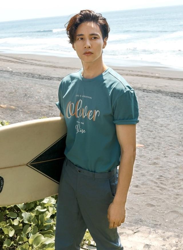 中年男人怎么穿更减龄?43岁元斌造型值得参考,活力又显品位_深灰色