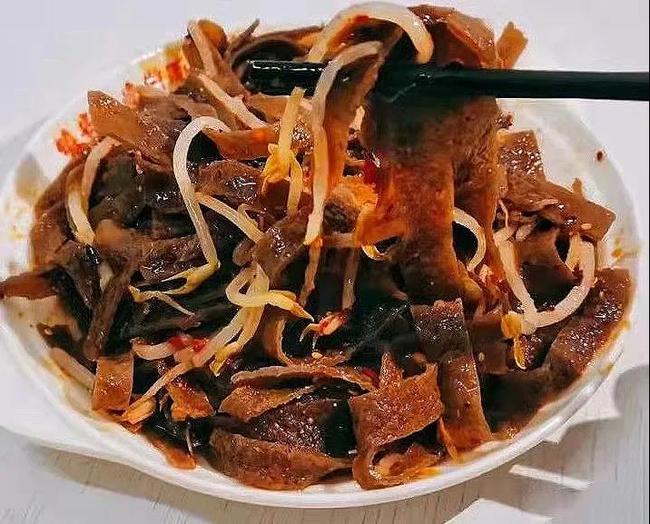 镇安黑米皮是商洛一带的名小吃,由唐代冷淘面演变而来,在白擀面皮的