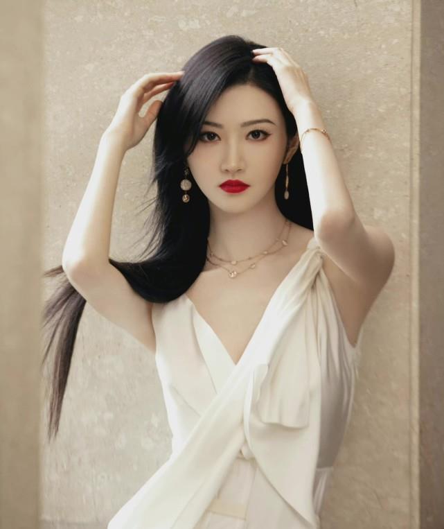 白裙 景甜一袭白裙高调亮相Dior活动！穿出希腊女神的惊艳感，奢侈品牌都爱