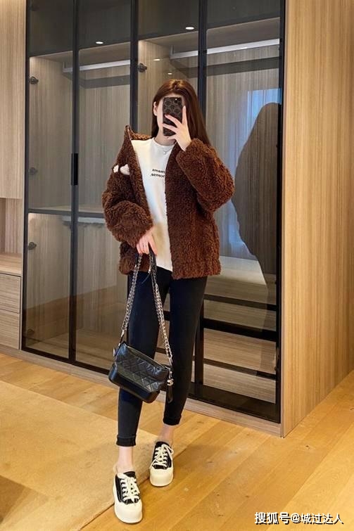 颜色 毛绒外套怎么穿才好看？注意这几个搭配细节，保证时髦不踩雷