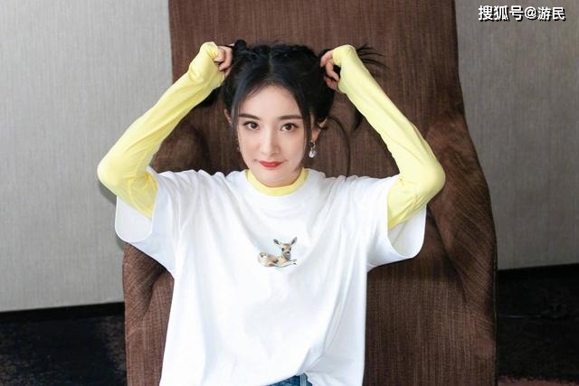 黄卫衣 趁着亮丽黄还没大火，赶紧跟着杨幂学起来，简单3招让你时尚满满