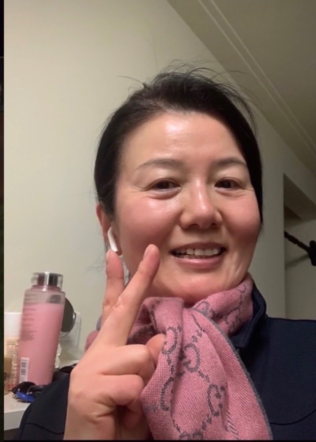 齐耳 郑卫莉真实不装，55岁身材发福有肚腩不掩饰，自然衰老也好漂亮！