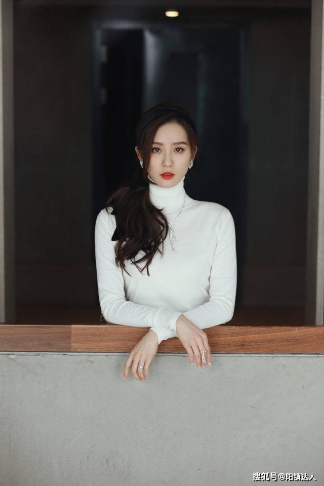 呢子 33岁刘诗诗戴贝雷帽太甜了，大衣加衬衫好减龄，说她23岁都嫌多