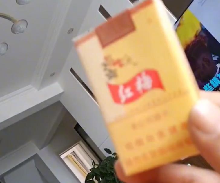 小孩|辽宁一男子让儿子买烟，儿子带回一堆零食，爸爸看到烟后不淡定