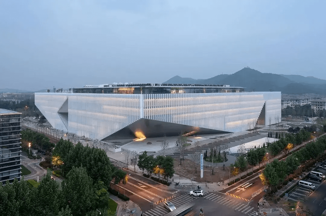 面对企业员工数量的增长,oma建筑事务所并没有一味地通过高度来满足其