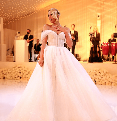 大小姐 40岁希尔顿的世纪婚礼让人开眼界！换了4套婚纱太奢华，美如公主