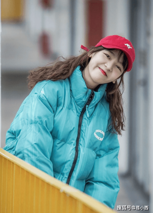 小白 “羽绒服+牛仔裤”=秋冬洋气搭配，兼具时髦和保暖，太高级了！