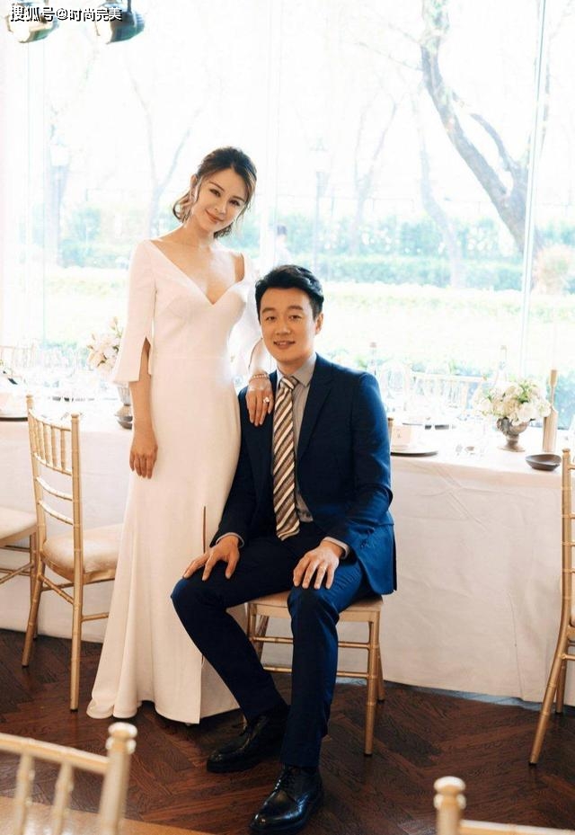 设计 佟大为夫妇合体亮相,关悦穿露肩裙性感大方,硬把老公衬成背景板