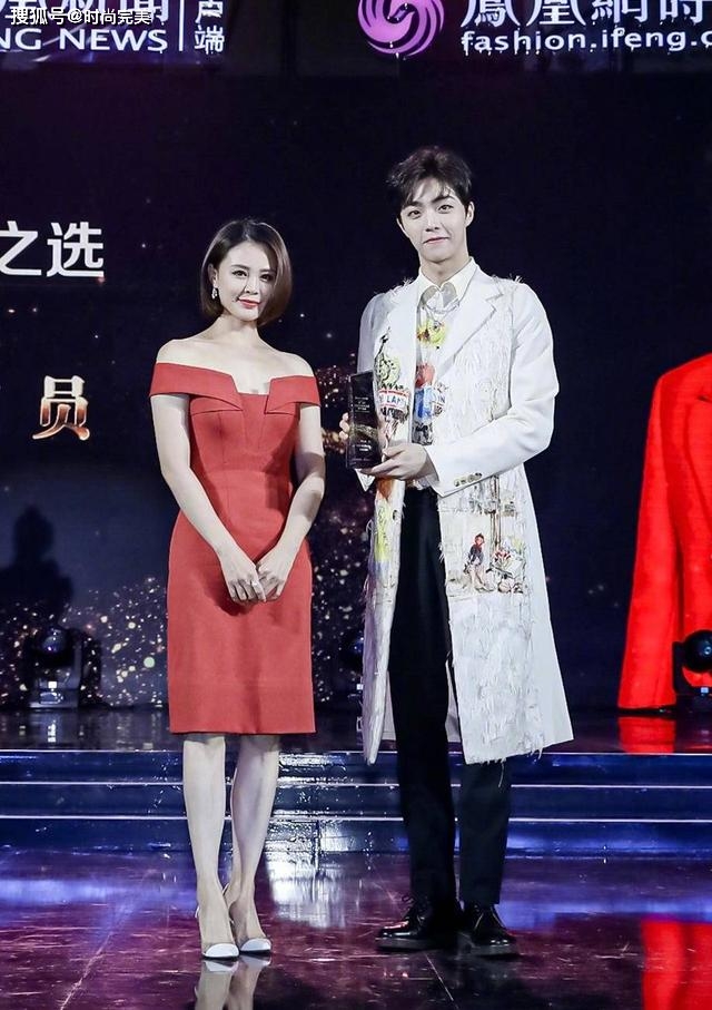 设计 佟大为夫妇合体亮相,关悦穿露肩裙性感大方,硬把老公衬成背景板