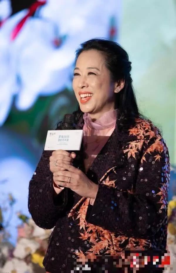 老人朱玲玲逛街被拍，穿卫衣套羽绒背心，是老人打扮但也很漂亮时髦！