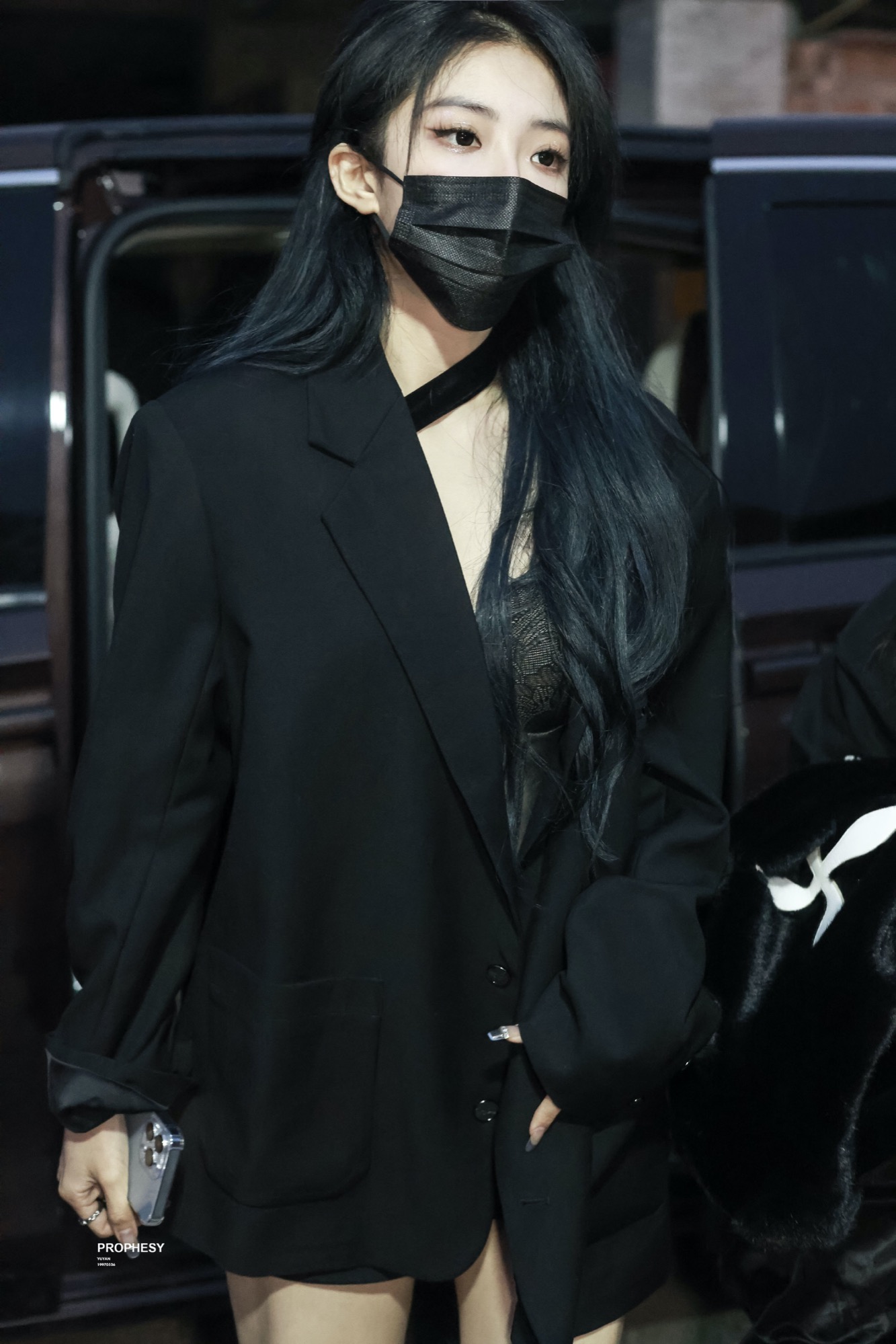 天越冷喻言越辣露肩膀露腰露大腿妥妥的冬日辣妹穿搭示范