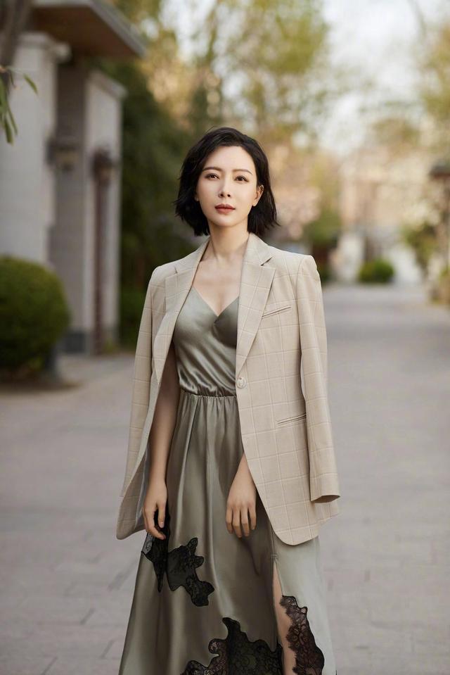 藏蓝色 陈数到底多有气质？一身藏蓝色套装干练高级，尽显成熟女性的魅力