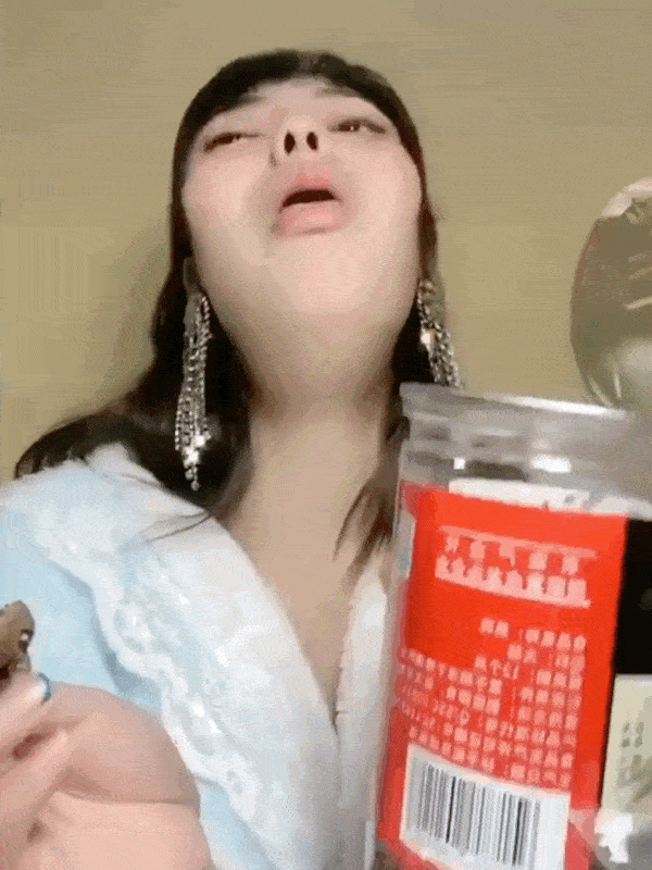 就恶心到频繁的呕吐,但每次缓过劲来就在直播间里夸赞这黑蒜多么好吃