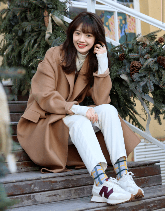 一身 别再穿一身黑了，今年流行的“棕色大衣”，是真好看，漂亮大气！