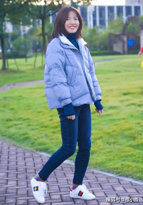 小白 “羽绒服+牛仔裤”=秋冬洋气搭配,兼具时髦和保暖,太高级了!