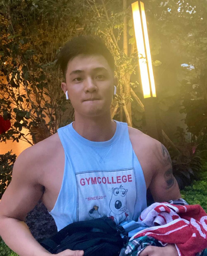 原创身高180cm大长腿80kg肉壮大男孩撸铁深蹲打造出完美翘臀