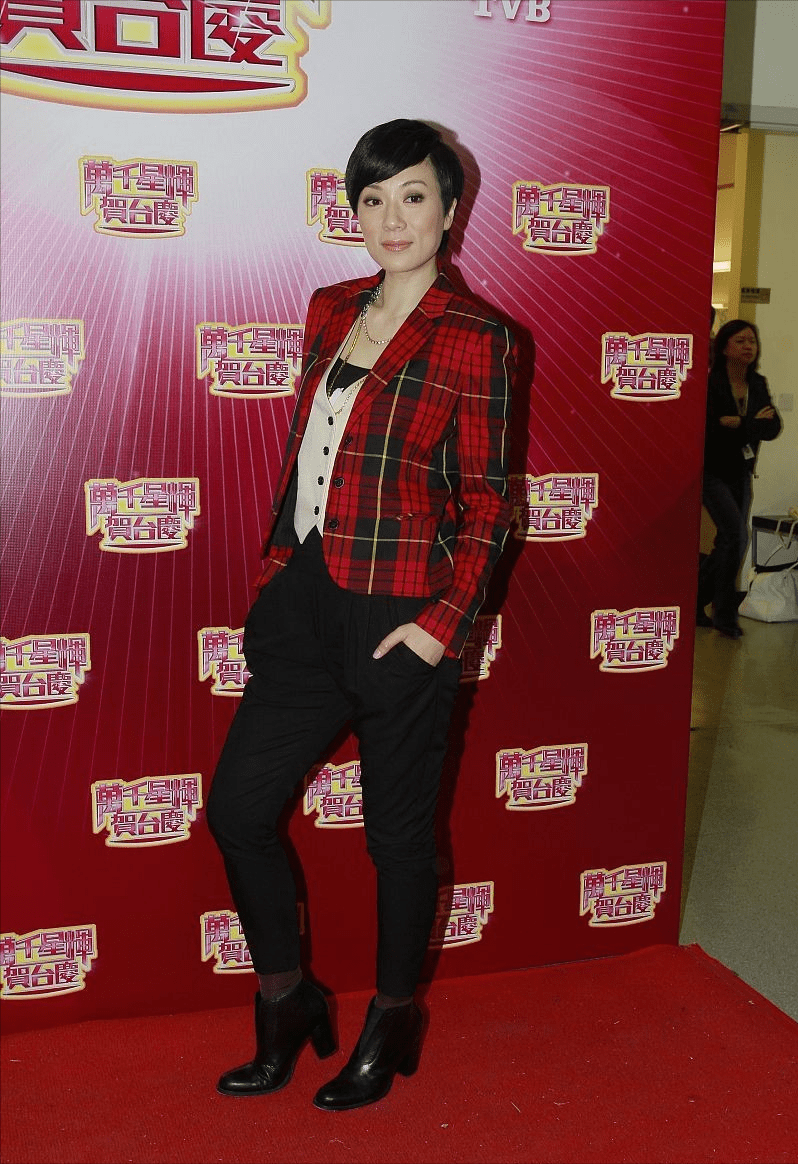 形象 张可颐被衣服耽误，明明气质挺高级却非要穿印花裙扮嫩，挺可惜的