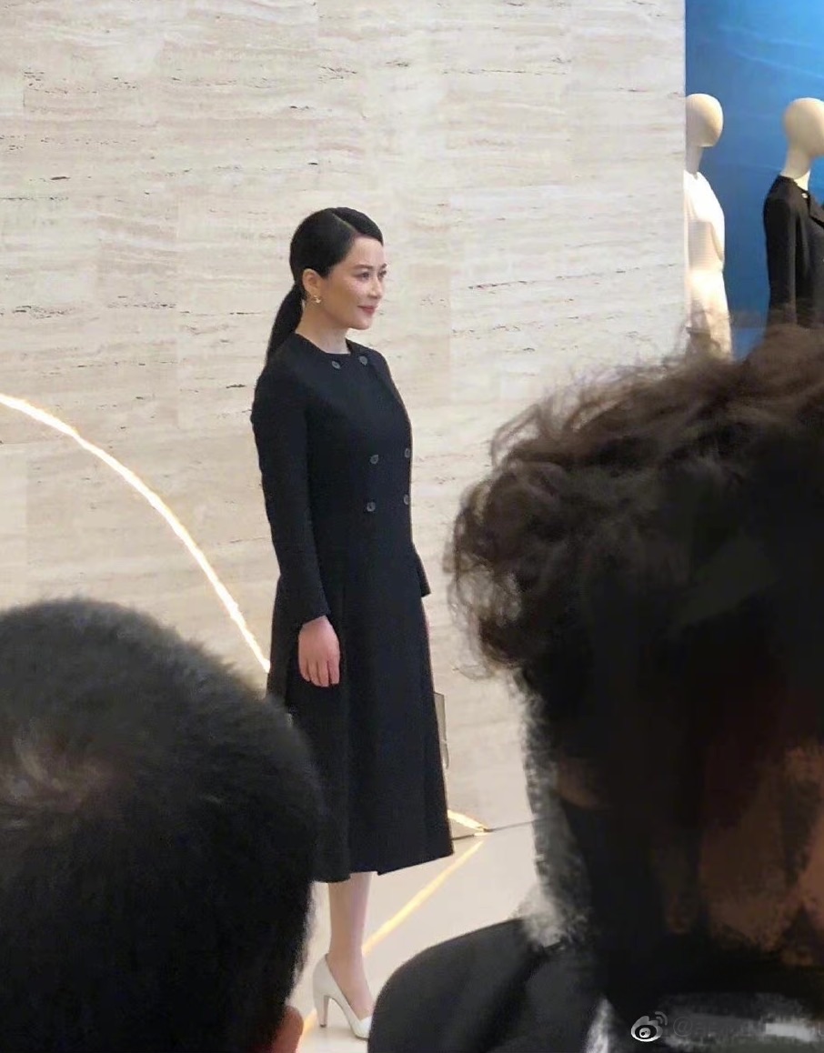 俞飞鸿 不打光修图的俞飞鸿，肤色暗黄也有皱纹，哪有47岁还不老的！