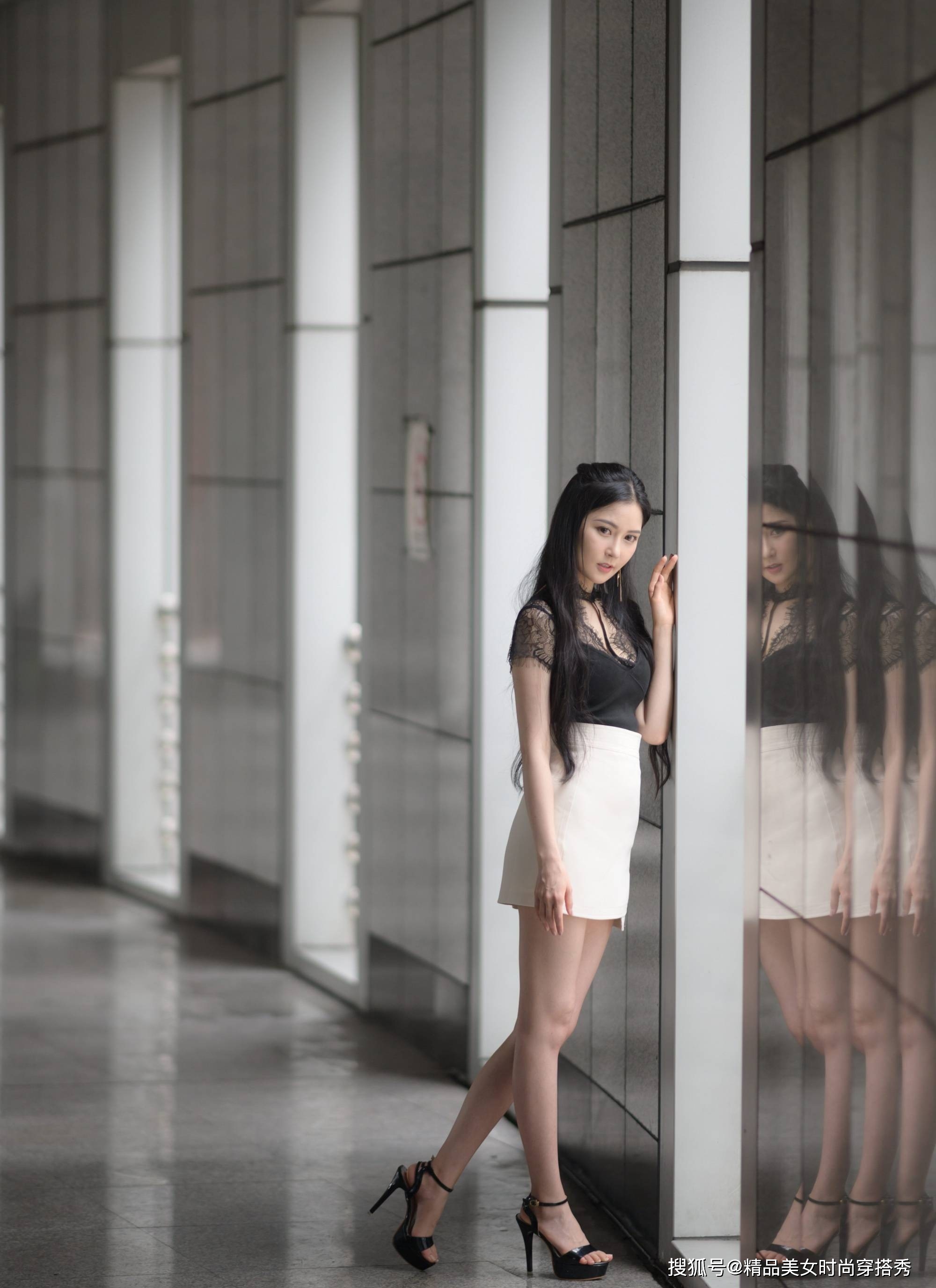 短裙 黑色蕾丝拼接修身打底衫，沉静而雅致，收拢淑女般的气质