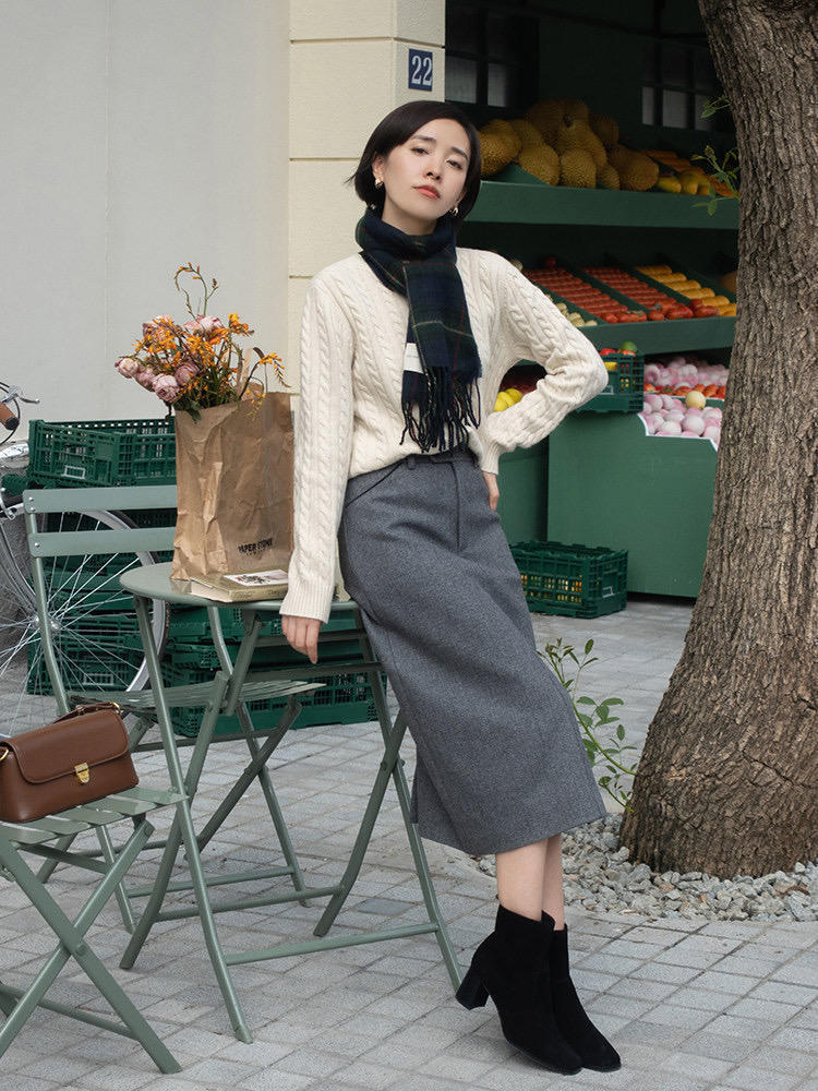 下半身 这个冬天一定要拥有一件羊毛衫,搭配棕色西装裤,简直不要太美