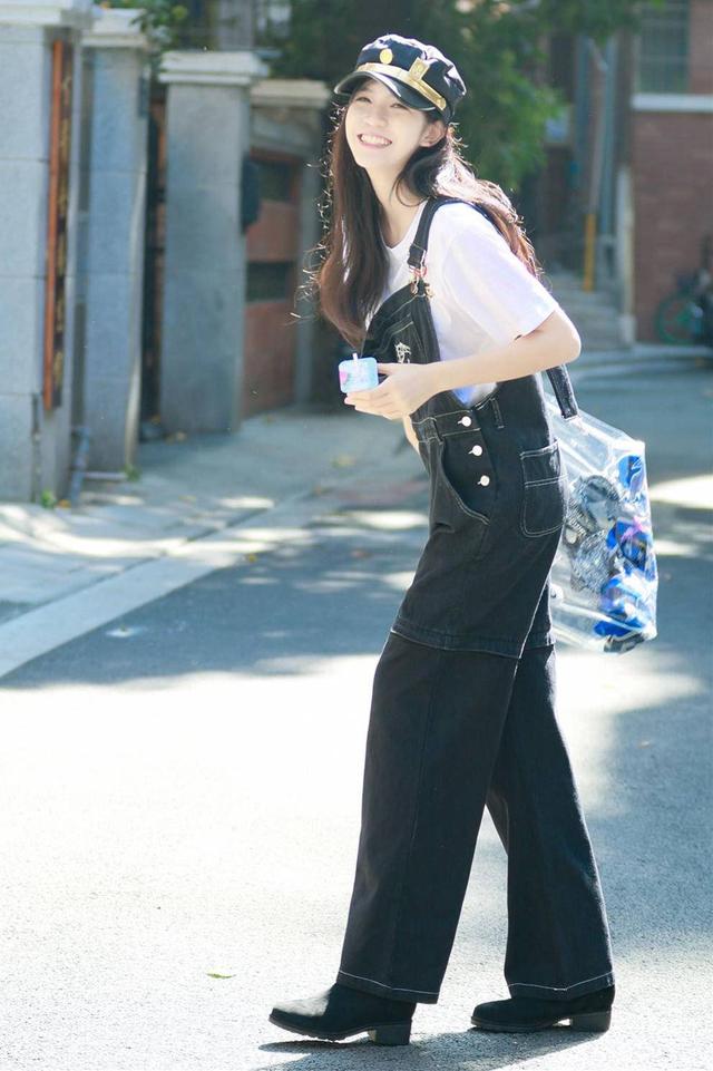 黑色 陈依妙二胡惊艳！16岁的她颜高气质好，难怪穿啥都美