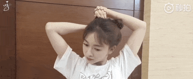 橡皮筋戚薇助阵许嵩演唱会看起来只有18岁？终极丸子头实力抢镜
