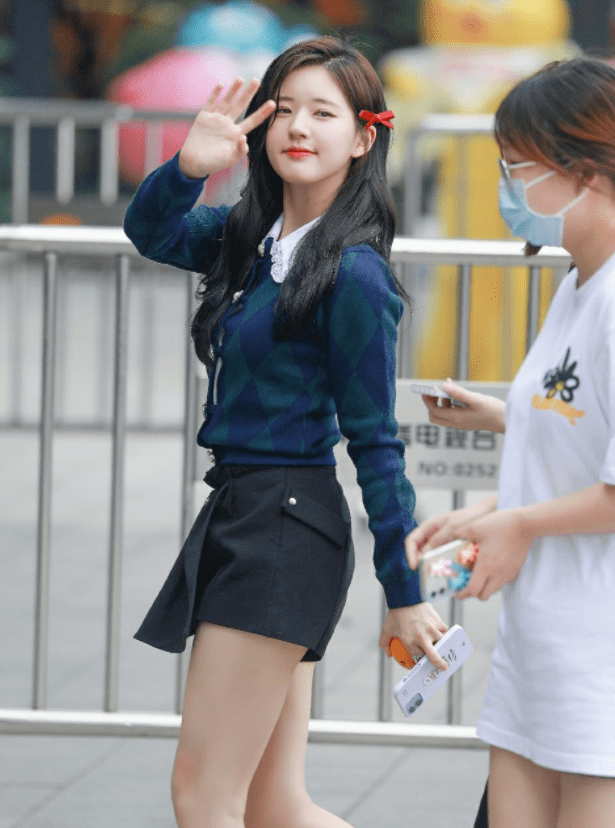 短裙 赵露思能把毛衣穿出花来，吊带裙配毛衣披风，身材娇俏，人更可爱