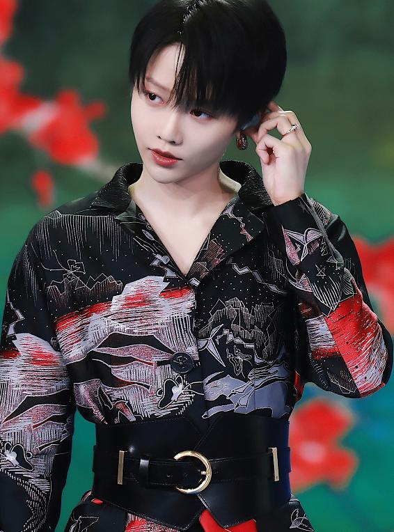 刘雨昕 杨紫刘雨昕同台，卸妆水镜头生图下，92斤和96斤相差这么大