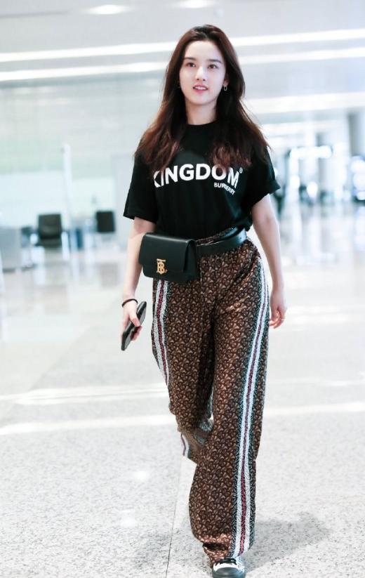 黑色 夏季穿搭没头绪?试试时髦显瘦黑T恤,时而狂野霸气时而甜美温柔