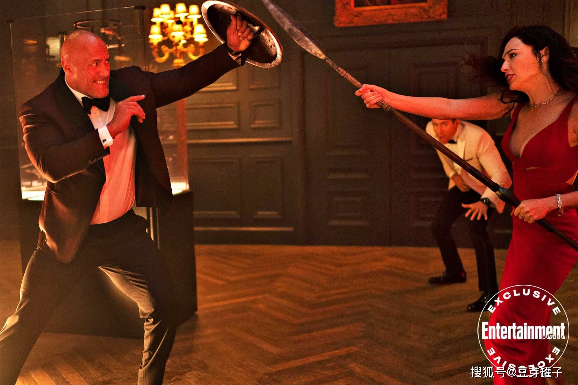 观点评论|《红色通缉令》：豪华卡司阵容，是部类型佳片，还是部谐仿烂片？