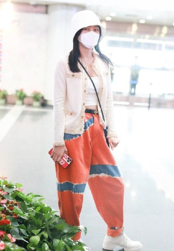 橙色 40岁秦岚穿露脐装秀小蛮腰，配橙色休闲裤青春减龄，状态好似20岁