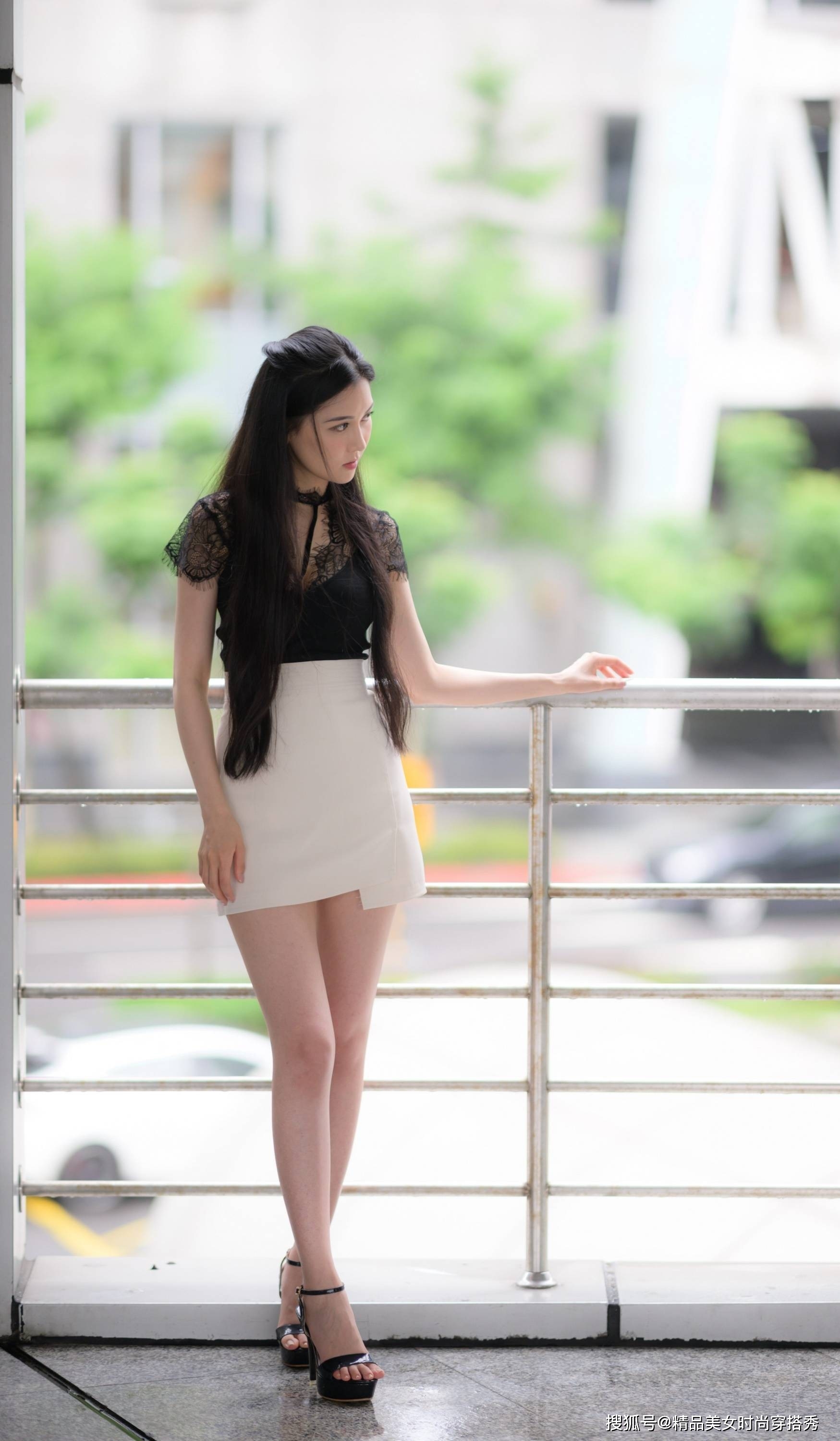 短裙 黑色蕾丝拼接修身打底衫，沉静而雅致，收拢淑女般的气质