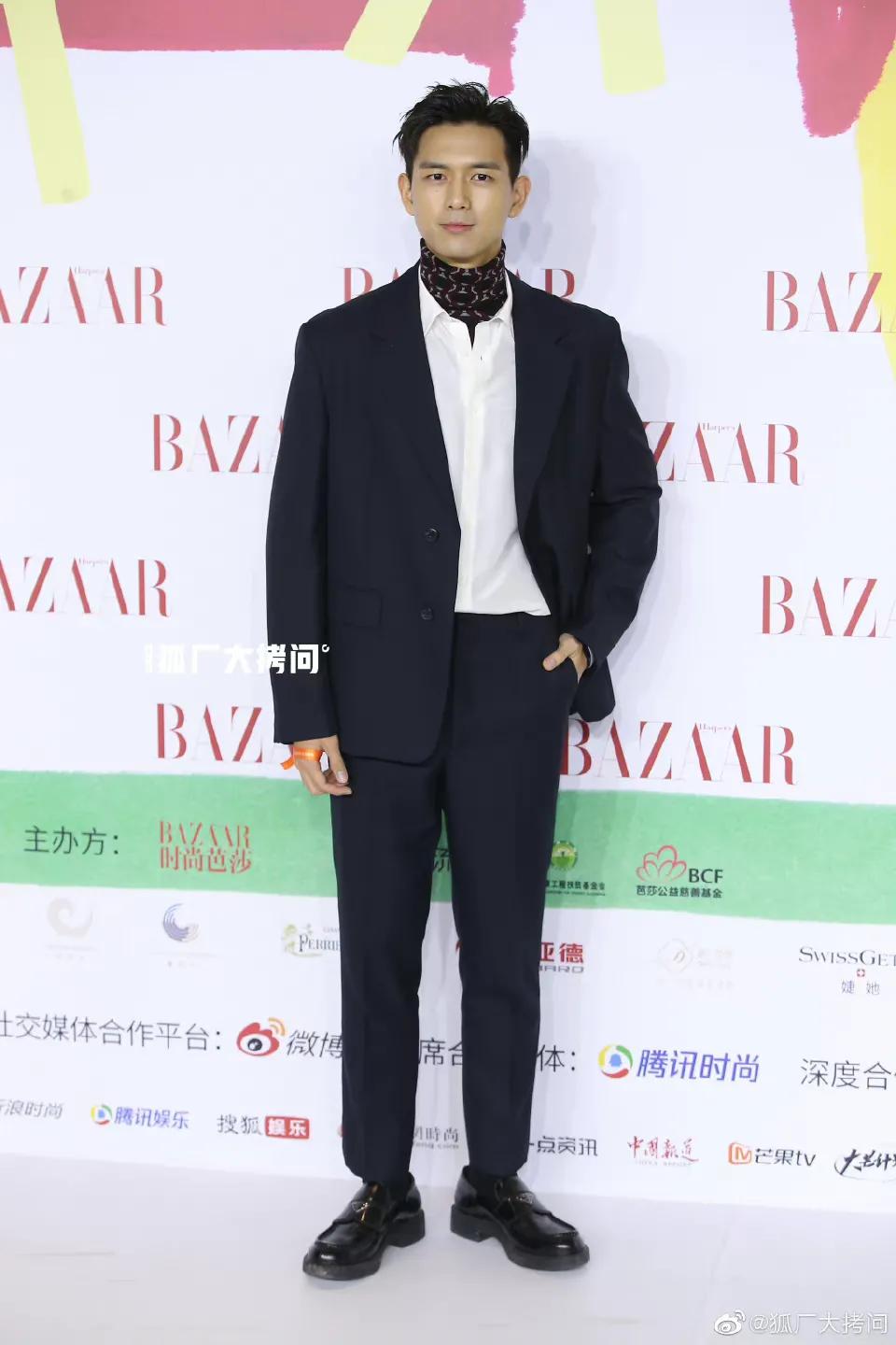 高定 娱乐｜芭莎慈善夜红毯：杨幂陈伟霆携手入场，李现杨洋朱一龙亮相