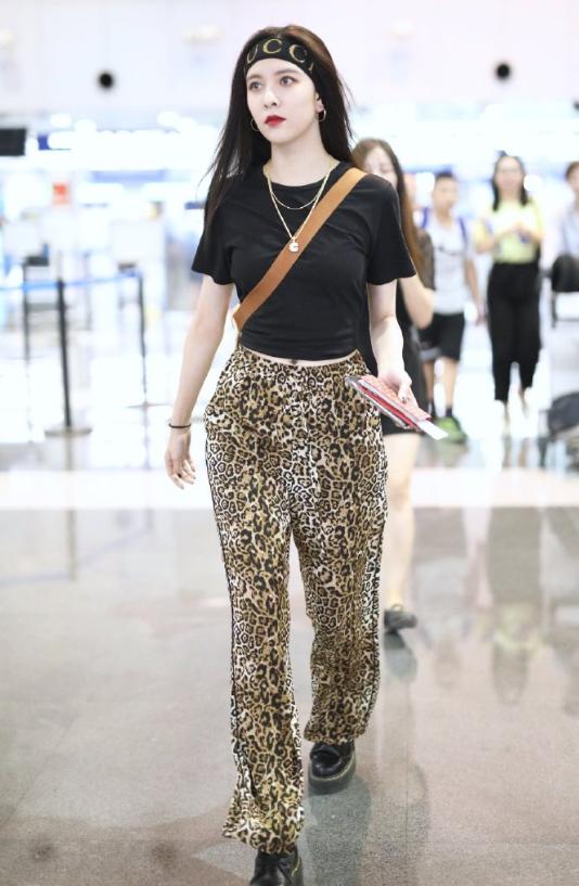 黑色 夏季穿搭没头绪?试试时髦显瘦黑T恤,时而狂野霸气时而甜美温柔