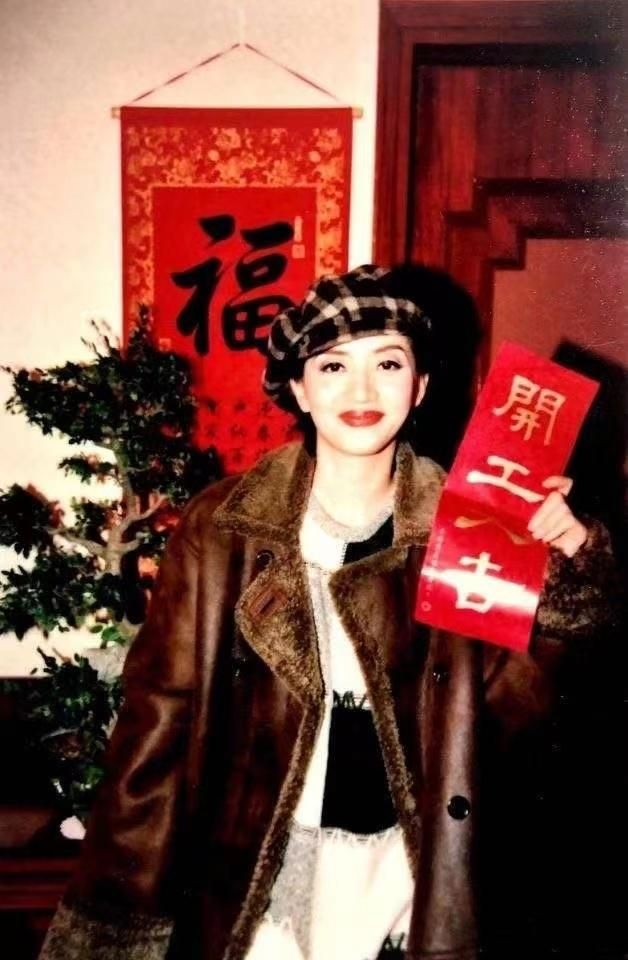 色调 梅艳芳时尚触觉超前20年！大胆穿搭至今无法超越，旧照新看韵味足