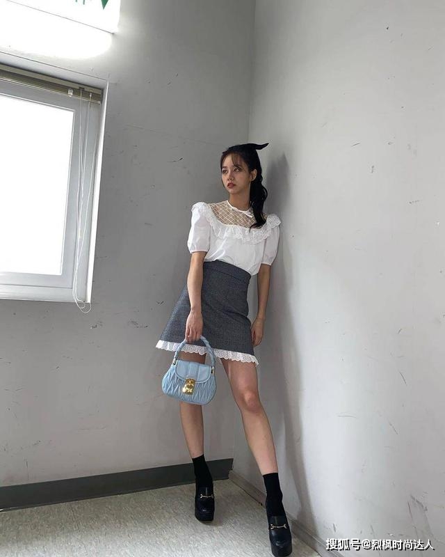 路线 “德善”李惠利走成熟路线，白衣性感黑裙优雅，这才是26岁的样子