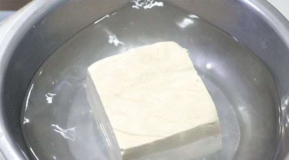 教大家双椒蒸豆腐 味道鲜美 做法简单 喜欢的来试试吧 备用