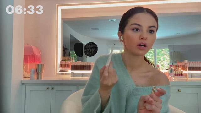 化妆品 赛琳娜瘦下来更美了，穿V领针织衫温柔优雅，露出精致锁骨超迷人